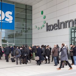 Auf der IDS 2021 ist Corona-bedingt eine maximale Besucherzahl von 20.000 pro Tag geplant. Menschen IDS Koelmesse