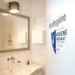 Das Hygiene Prädikat Siegel auf einer halboffenen Tür eines Waschraums
