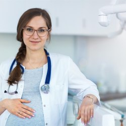 Schwangere Ärztin mit Stethoskop