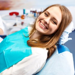 Frau auf Zahnarztstuhl
