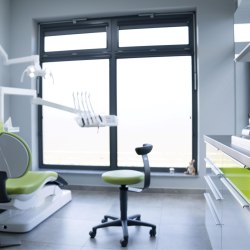 Zahnarztpraxis Behandlungszimmer mit Einheit