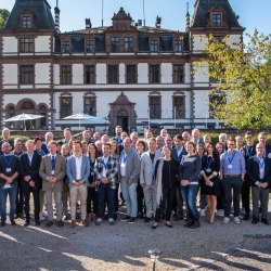 Gruppenfoto der Teilnehmer der 5. DGI-Leitlinienkonferenz vor Schloss Ahrenthal