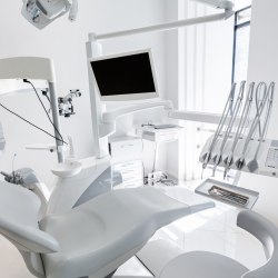Leerer Behandlungsstuhl in eine Zahnarztpraxis