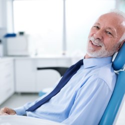 Älterer Patient im Zahnarztstuhl