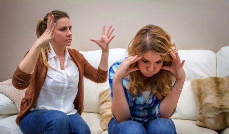 Mutter und Tochter streiten