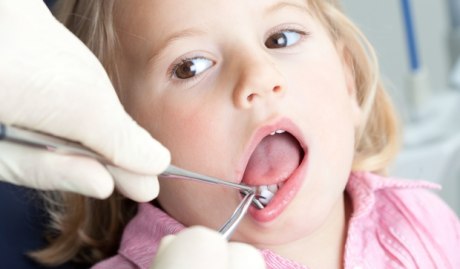 Kinder fühlen sich in der Umgebung Zahnarztpraxis unwohl.