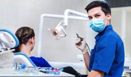Behandlungssituation Zahnarzt Patientenin