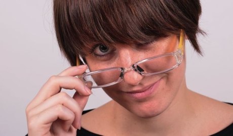 Frau schaut über ihre Brille