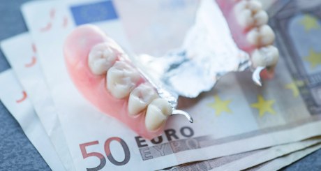 Zahnersatz auf Euroscheinen. 