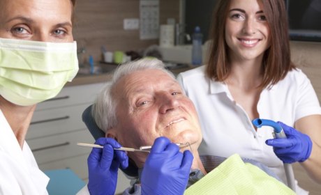 Ohne Intensivprophylaxe bekommen viele Patienten im höheren Alter spezifische orale Probleme: Gründe sind ein verändertes Mundmilieu, zu geringer Speichelfluss, ein verändertes, resistentes Keimspektrum und oft nicht altersgerechter, schwierig handhabbarer und noch schwieriger pflegbarer Zahnersatz. 
