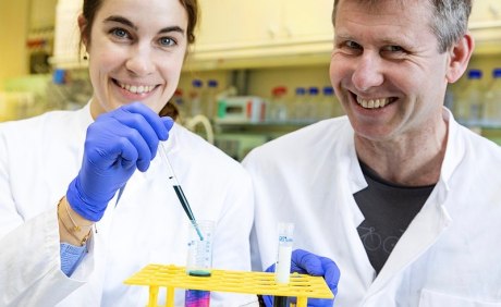 Anneke Wilharm und Professor Dr. Immo Prinz mit einer Zellen-färbenden Substanz