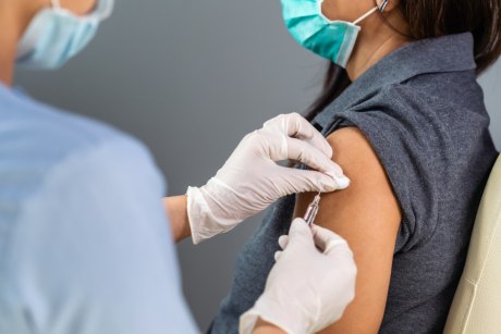 Die Landesärztekammer Hessen sieht Impfungen als originär ärztliche Aufgabe an und lehnt Corona-Impfungen durch Zahnärzte ab.
