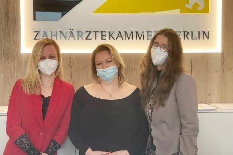 Die neu gewählte Vizepräsidentin der Berliner Zahnärztekammer Barbara Plaster (Mitte) mit den beiden Beisitzerinnen Dr. Juliane von Hoyningen-Huene (li.) und ZÄ Irina Hahn. 