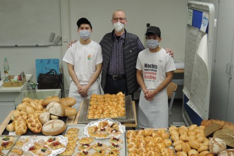 Bäckermeister Heiner Lucks (Mitte) mit zwei Auszubildenden aus Vietnam