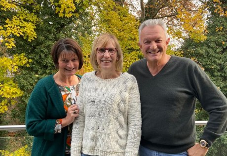 Christiane Fork, Leiterin der Haranni Academie, zusammen mit Birgit Rumberg, Referentin des PAss-Kurses, und Prof. Ralf Rößler, Dekan der DTMD University, auf der Terrasse der Haranni Academie (von links)