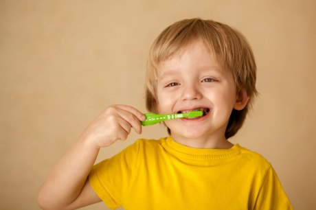 Die richtige Zahncreme für Kinder zu finden ist nicht leicht - ÖkoTest hat jetzt 35 Kinderzahnpasten getestet.
