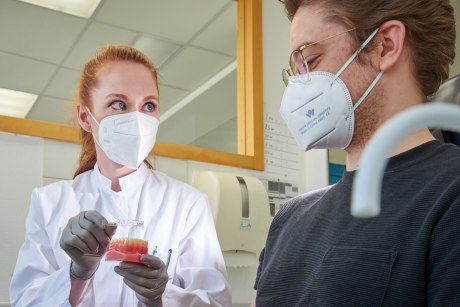 Prof. Anna-Christin Konermann mit einem Patienten