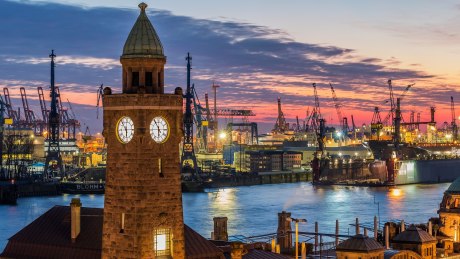 Blick auf Hamburger Landungsbrücken und Hafen im Abendlicht