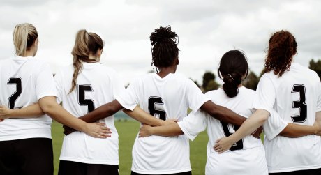 Nicht nur im Fußball braucht es eine gute Teamarbeit, die ist auch in der Zahnarztpraxis gefragt.