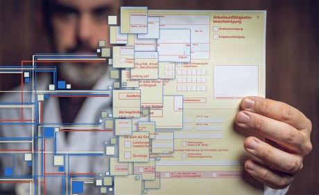 Mann hält AU-Formular mit digitalem Anschluss