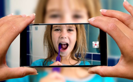 Kind Zähne putzen Smartphone