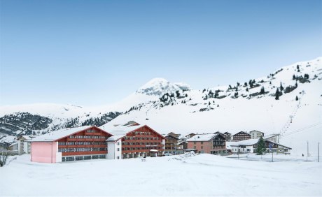 Hotel vor verschneiter Bergkulisse