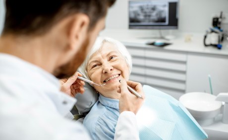 Seniorin im Zahnarztstuhl
