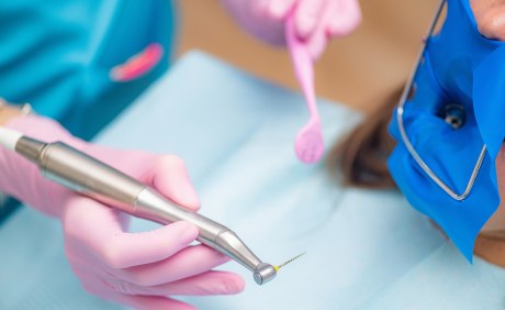 Zahnarzt bereitet Patient für Endo-Behandlung vor