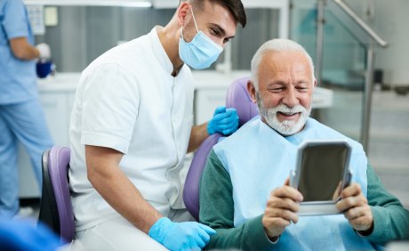 zufriedener Senior im Zahnarztstuhl