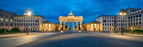 Weitwinkelblick auf Brandenburger Tor in Berlin