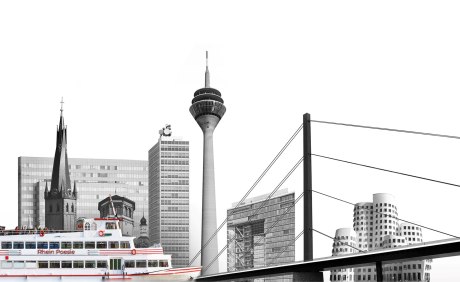 Ausflugsschiff vor Düsseldorfer Skyline in schwarz-weiß