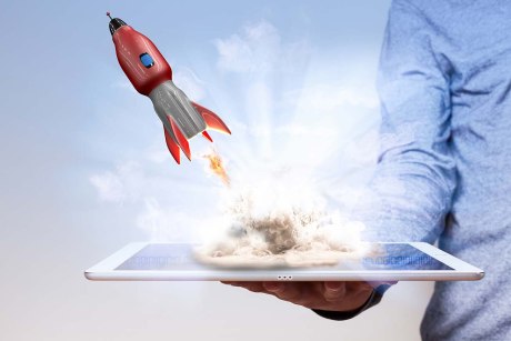 Rakete fliegt aus Tablet