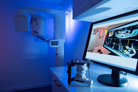 Röntgengerät, MPC-Monitor und Artikulator in Zahnarztpraxis