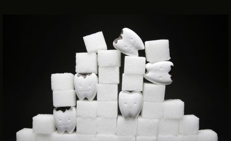 zwischen Zuckerwürfeln kaputte Zähne mit traurigen oder frustrierten Gesichtern