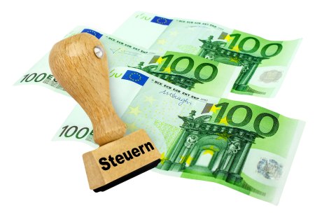 300 Euro Geldscheine und Stempel mit Steuern auf weißem Hintergrund