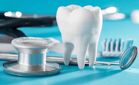 Zahnmodelll zwischen Dental-Equipment