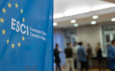 Europäische Fahne mit ESCI-Schriftzug und Menschen im Hintergrund