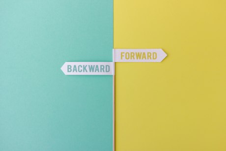 Ein Bild, das links eine mintgrüne Farbfläche mit einen einem nach links zeigenden Pfeild mit dem Schriftzug Backward und rechts eine gelbe Fläche mit einem nach rechts weisenden Pfeil mit dem Schriftzug Forward zeigt