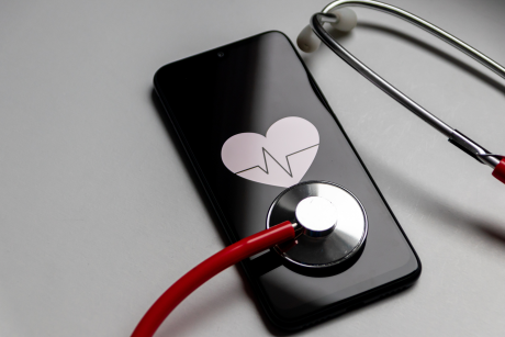 Stethoskop auf Smartphone mit Herz Emoji