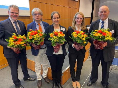 Menschen mit Blumenstrauß in der Hand