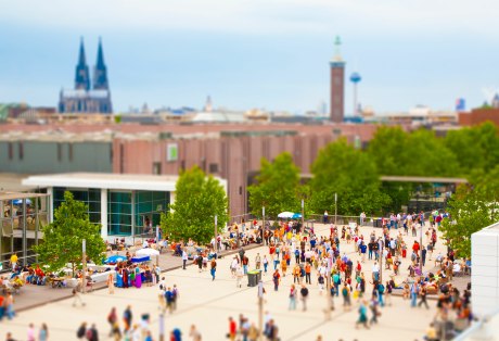 Miniaturdarstellung der Kölnmesse mit Dom im Hintergrund