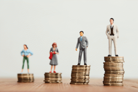 Männliche und weibliche Figuren auf unterschiedlich hohen Münzstapeln - Gender Pay Gap Urteil