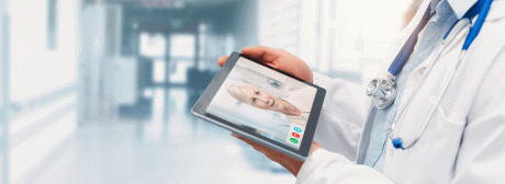Nahaufnhame Hände eines Mediziners mit Tablet in der Hand - Werbeverbot für Telemedizin gefordert