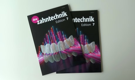Zwei Ausgaben der dzw zahntechnik Edition 7