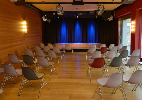 Veranstaltungssaal des DDHV-Kongress mit Bestuhlung und Blick auf die Bühne, die vonblauem Vorhang verdeckt ist