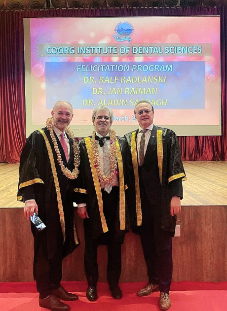 Dr. Jan V. Raiman, Prof. Dr. Dr. Ralf J. Radlanski und Dr. Aladin Sabbagh in Ehrendoktorkleidung bei Auszeichnung