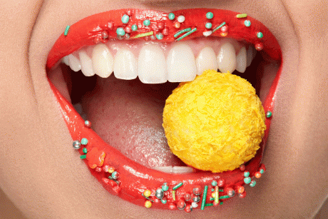 Nahaufnahme Mund mit Süßigkeit und gezuckerte Lippen - Tag der gesunden Ernährung