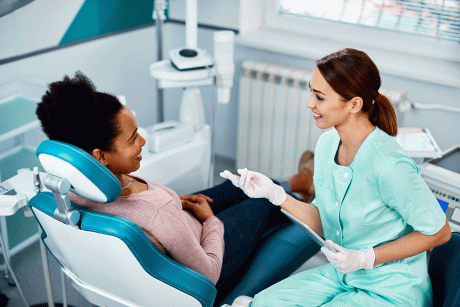 Zahnärztin berät Patientin auf dem Stuhl - PAR-Therapie bei GKV