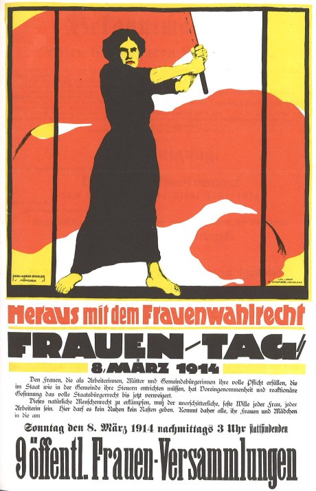 Das Bild zeigt ein historisches Plakat für das Frauenwahlrecht in plakativer darstellung. Eine Frau in einem scharzen Kleid schwenkt eine rote Fahne.