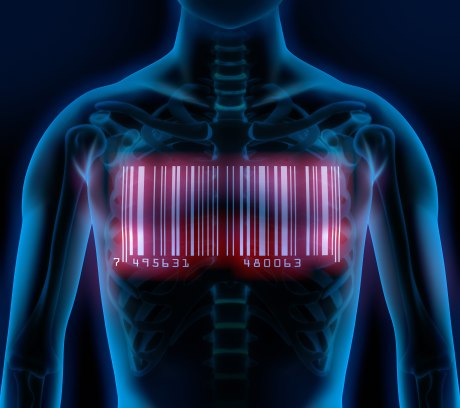 Ein blautoniges Bild, das den durchleuchteten Brustkorb eines Menschen zeigt mit einem rose leuchtenden Barcode vor der BrustBarcode in 